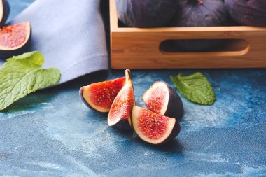 Renkli arkaplanda taze kesilmiş incirler