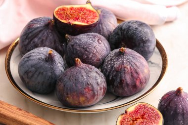 Açık arkaplanda taze incir tabağı