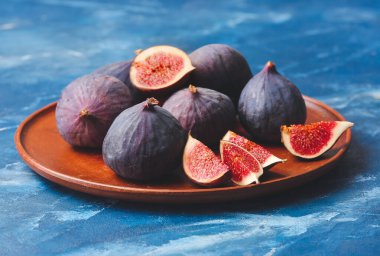 Renkli arkaplanda taze incir tablası