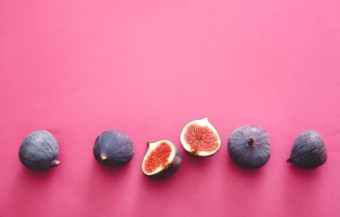 Renkli arkaplanda taze incir olan kompozisyon