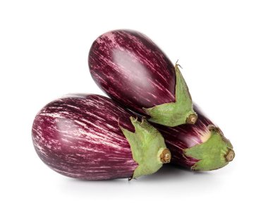 Beyaz arka planda taze patlıcanlar