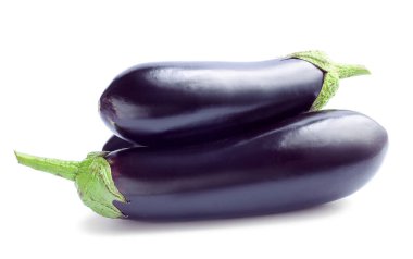 Beyaz arka planda taze patlıcanlar