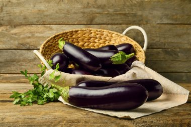 Ahşap arka planda taze patlıcanlı kompozisyon