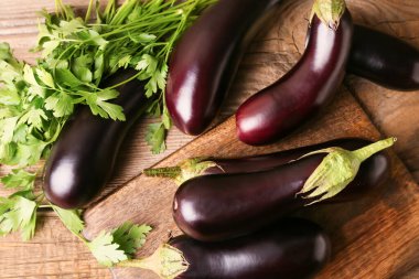 Ahşap zemin üzerinde taze patlıcan olan tahta.