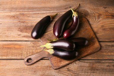 Ahşap zemin üzerinde taze patlıcan olan tahta.