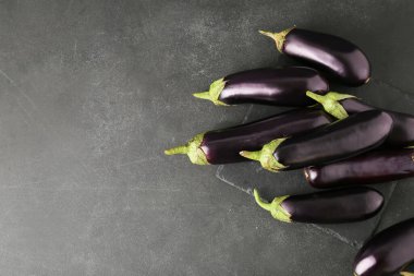 Koyu arkaplanda taze patlıcanlar