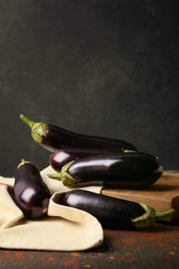 Grunge arka planında taze patlıcanları olan kompozisyon