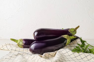 Hafif arkaplanda taze patlıcanlar