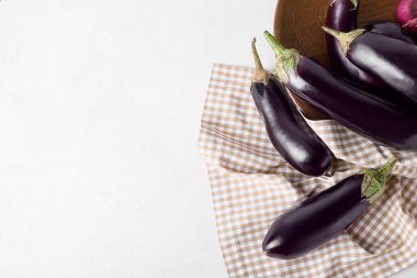 Hafif arkaplanda taze patlıcanlar