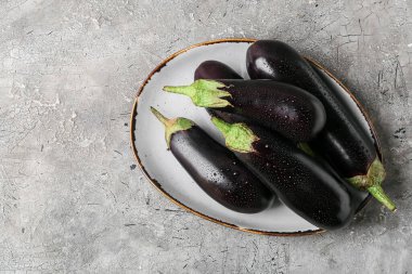 Grunge arka planında taze patlıcan tabağı