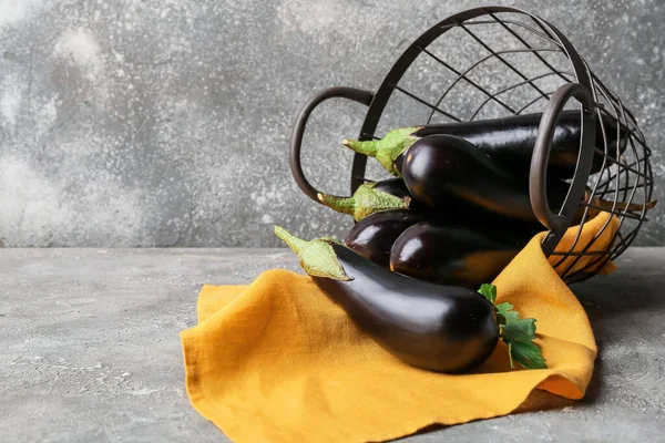 Basket Fresh Eggplants Grunge Background — Stock Photo, Image