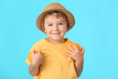 Renkli portakallı şirin bir çocuk.