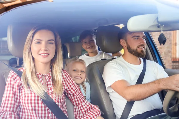 Famiglia Felice Seduta Macchina — Foto Stock