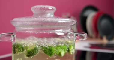 Fırında brokoli kaynıyor, yakın plan.