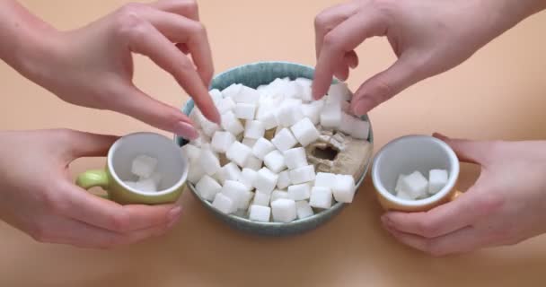 Mulheres Tomando Cubos Açúcar Tigela Com Crânio Humano Colocá Los — Vídeo de Stock