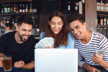 Bardaki spor bahsini kazandıktan sonra mutlu gençler.