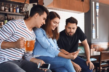 Gençler barda spor bahisleri oynuyorlar