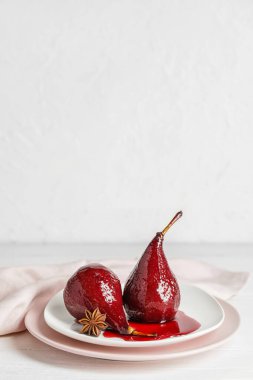 Kaynamış armut ve kırmızı şarap tabağı.