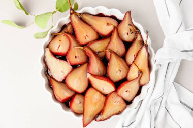 Pişirme tabağı, armut haşlama, kırmızı şarap ve açık armut.