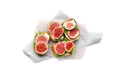 Beyaz arkaplanda lezzetli bruschetas olan tahta