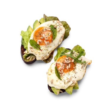 Beyaz arka planda taze lezzetli bruschettalar