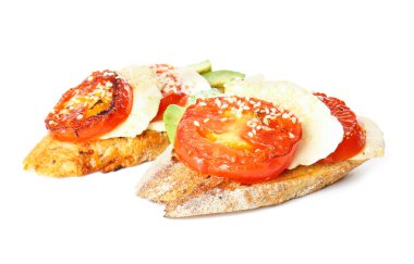 Beyaz arka planda taze lezzetli bruschettalar