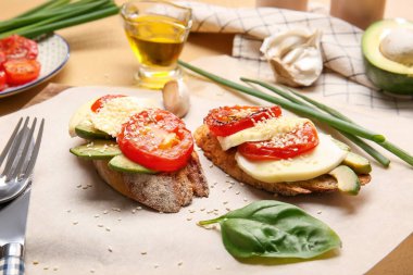 Renk arkaplanında taze bruschetas olan tahta