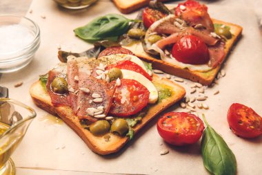 Grunge arka planında taze lezzetli bruschettalar