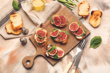 Arkaplanda taze bruschetalar olan ahşap tahta tahta.