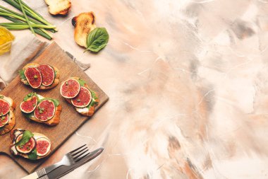 Arkaplanda taze bruschetalar olan ahşap tahta tahta.