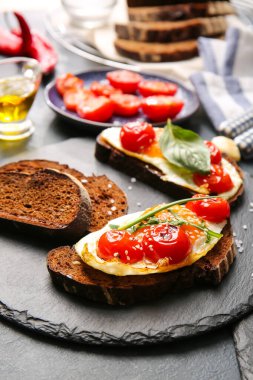 Masada taze bruschetta tabağı var.