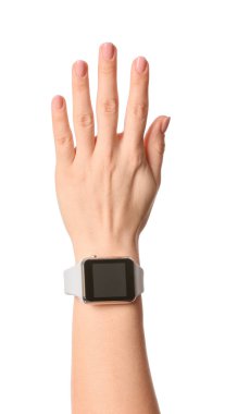 Beyaz arka planda akıllı saati olan bir kadın.