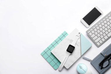 Modern akıllı saat, bilgisayar klavyesi, cep telefonu ve ışık arkaplanı üzerine dizüstü bilgisayarlar