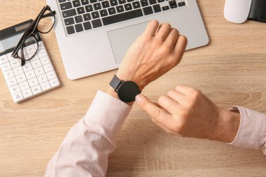 Ofiste modern akıllı saati olan adam.