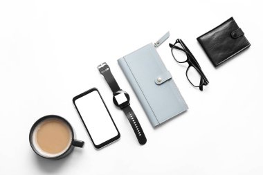 Işık arkaplan üzerinde farklı modern aygıtlara sahip kompozisyon