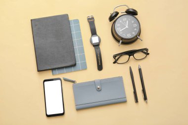 Renk arkaplan üzerinde modern akıllı saat, cep telefonu ve alarmlı saat bileşimi