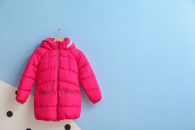 Renkli arka planda şık elbiseli askı