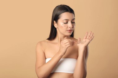 Kirpik kaybı sorunu olan genç bir kadın.