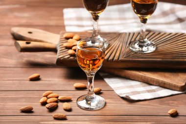 Badem likörlü kompozisyon ve ahşap arka planda fındık.