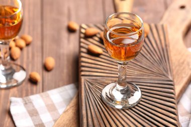 Badem likörlü kompozisyon ve ahşap arka planda fındık.