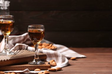 Badem likörlü kompozisyon ve ahşap arka planda fındık.