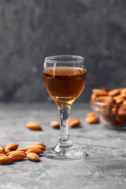 Bir bardak badem likörü ve fındık.
