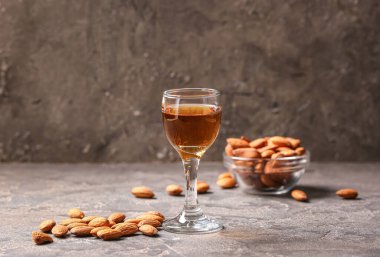 Bir bardak badem likörü ve fındık.