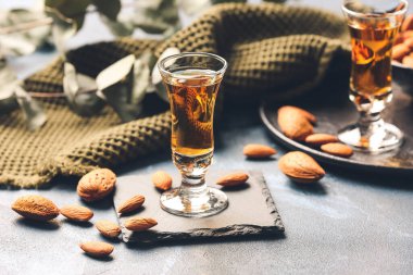 Renkli fındık ve badem likörlü kompozisyon