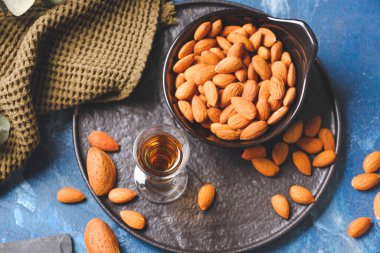 Renkli fındıklı ve badem likörlü kompozisyon