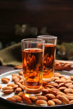 Bardakta badem likörü ve fındıklı tepsi, yakın plan.