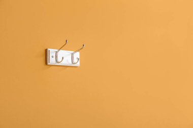 Renkli arkaplanda stil askısı