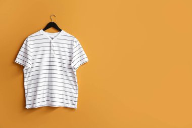 Renkli tişörtlü askı