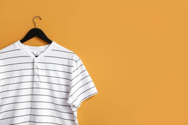 Renkli tişörtlü askı