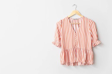 Beyaz arkaplanda bluzu olan askı